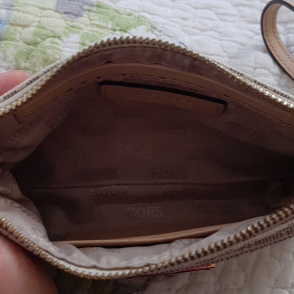 Michael Kors Jet Set wristlet - Picture 4 of 4